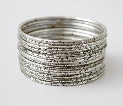 Комплект из 12 браслетов кольцо Дутые белый метал 9080080 фото