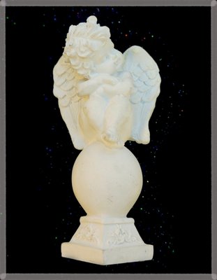 Ангел с крыльями на шаре C 9260335 фото