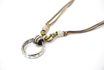 Кулон на шнурке Тибет из белого металла кольцо с узором 9080234 фото