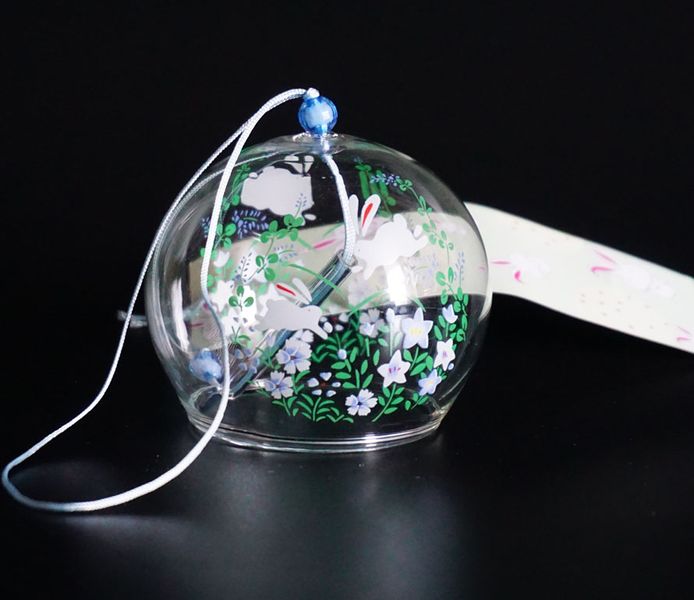 Японський скляний дзвіночок Фурін малий Зайці в квітах 25047 фото