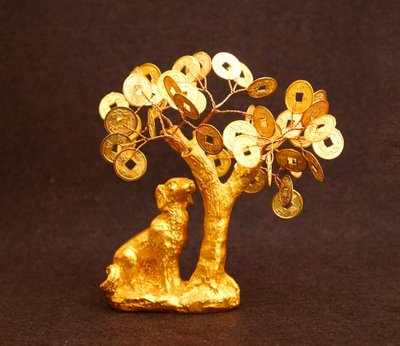 Собака под золото + дерево с золотыми монетами 9260349 фото