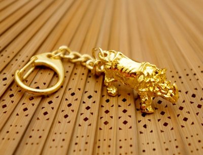 Брелок у золотому кольорі Символи Фен Шуй Носоріг 9180025 фото