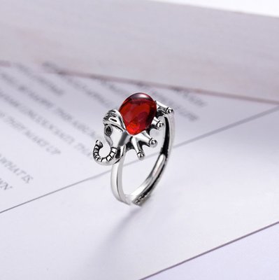 Кольцо Красный слоник белый метал безразмерное 27794 фото
