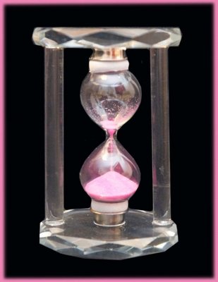Пісочний годинник у скляному корпусі Рожевий пісок 9290103 фото