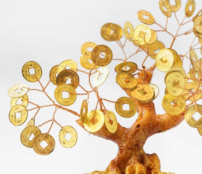 Дерево с золотыми монетами в мешке 9290128 фото