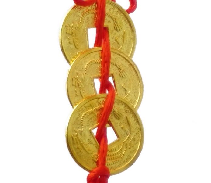 Підвіска з пензликом три монети в лінію у золотому кольорі 24930 фото